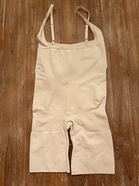 NWOT Skimms Seamless Light Beige Shapewear Bodysuit - size L
